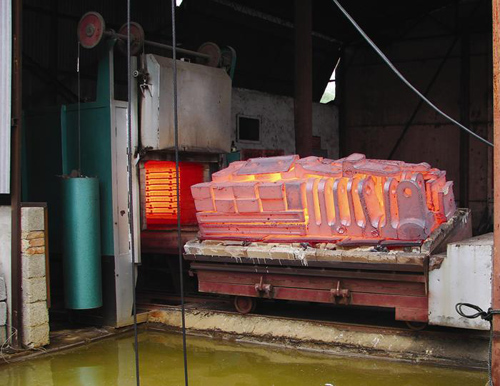 What are the commonly used heat treatment and quenching media?