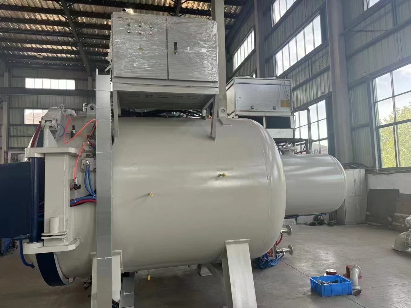 How should one choose the quenching medium for a vacuum quenching furnace